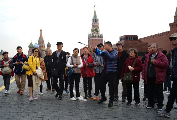 Un grup de turiști străini în Piața Roșie din Moscova - Sputnik Moldova