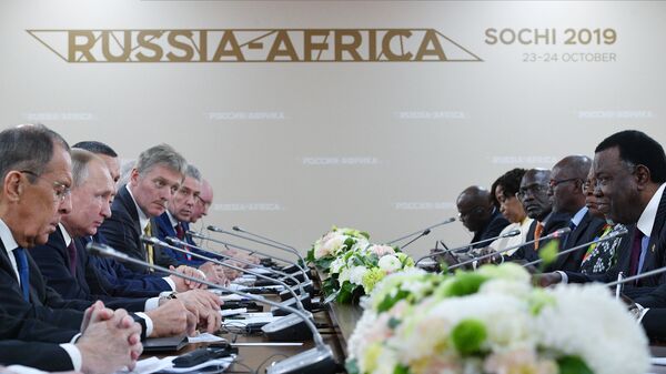  Президент России Владимир Путин и его коллега из Намибии Хейдж Гейнгоб на экономическом форуме Россия - Африка в Сочи - Sputnik Moldova-România