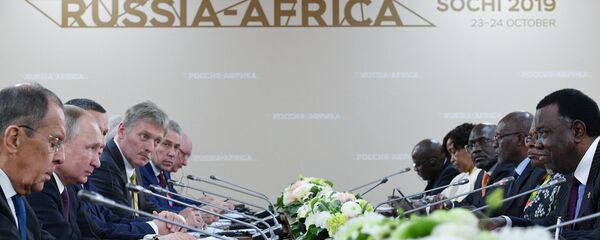 Президент России Владимир Путин и его коллега из Намибии Хейдж Гейнгоб на экономическом форуме Россия - Африка в Сочи Президент России Владимир Путин и его коллега из Намибии Хейдж Гейнгоб на экономическом форуме Россия - Африка в Сочи - Sputnik Moldova-România