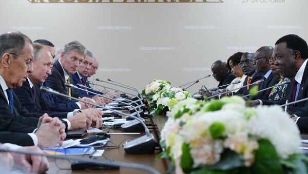  Президент России Владимир Путин и его коллега из Намибии Хейдж Гейнгоб на экономическом форуме Россия - Африка в Сочи - Sputnik Moldova-România