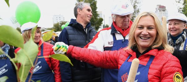 Субботник в честь бывшего мэра Москвы Юрия Лужкова - Sputnik Moldova-România