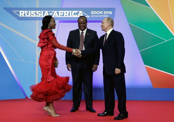 Президент России Владимир Путин и король Эсватини Мсвати III с супругой на саммите Россия - Африка в Сочи - Sputnik Молдова