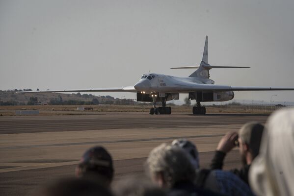 Один из двух российских бомбардировщиков Ту-160 на авиабазе Waterkloof в ЮАР - Sputnik Молдова