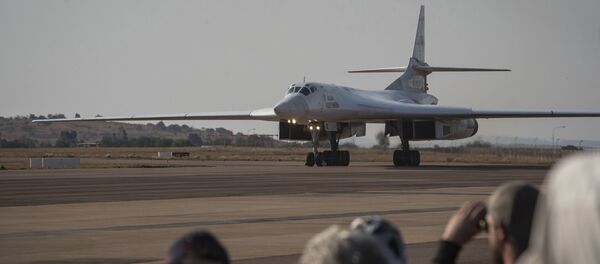 Один из двух российских бомбардировщиков Ту-160 на авиабазе Waterkloof в ЮАР - Sputnik Moldova-România
