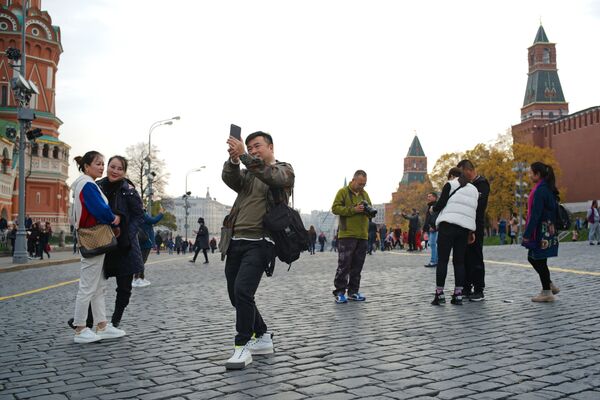 Turiști străini în Piața Roșie din Moscova - Sputnik Moldova-România