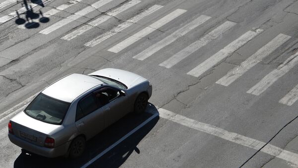 Автомобиль стоит у стоп-линии перед пешеходным переходом, архивное фото. - Sputnik Молдова