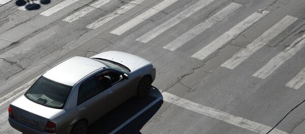 Автомобиль стоит у стоп-линии перед пешеходным переходом - Sputnik Moldova