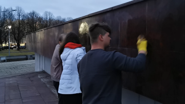 Слово оккупанты смывают с памятника Освободителям Риги - Sputnik Молдова