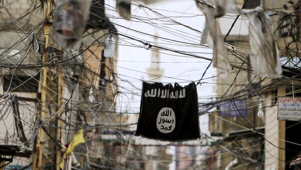 An Islamic State flag hangs amid electric wires over a street. - Sputnik Moldova-România