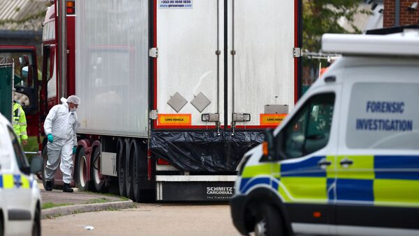 Police are seen at the scene where bodies were discovered in a lorry container, in Grays, Essex, Britain October 23, 2019 - Sputnik Moldova-România