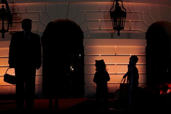 Президент США Дональм Трамп во время раздачи сладостей школьникам в Белом доме в честь Хеллоуина - Sputnik Молдова