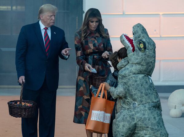 Президент США Дональм Трамп с женой во время раздачи сладостей детям в Белом доме в честь Хеллоуина - Sputnik Молдова