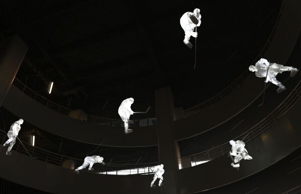 Экспонаты выставки Парк ледяных скульптур Государственного музея спорта в Ледовом дворце спорта Айсберг - Sputnik Молдова
