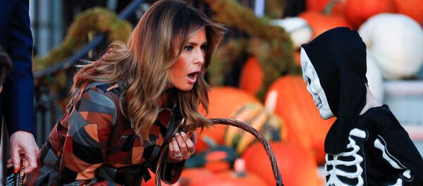 Первая леди США Мелания Трамп во время раздачи сладостей детям в Белом доме в честь Хеллоуина - Sputnik Moldova-România