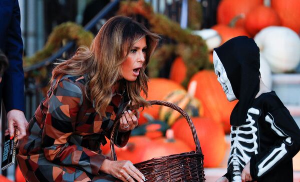 Первая леди США Мелания Трамп во время раздачи сладостей детям в Белом доме в честь Хеллоуина - Sputnik Moldova-România