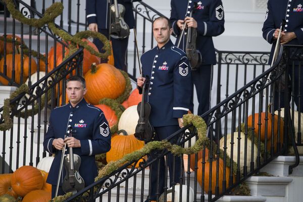 Музыканты оркестра ВВС США во время традиции выпрашивания сладостей на праздновании Хеллоуина в Белом доме  - Sputnik Moldova-România