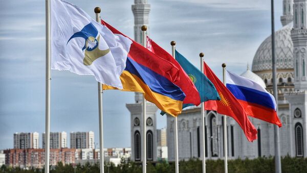 Флаги России, Кыргызстана, Казахстана, Беларуси, Армении, а также с символикой Евразийского экономического союза (ЕАЭС) - Sputnik Moldova