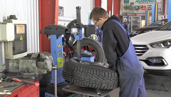 Șoferii schimbă pneurile de vară pe cele de iarnă - Sputnik Moldova