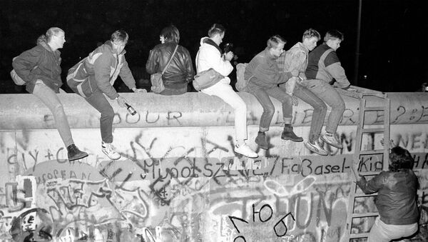 На фото сверху граждане Западной Германии сидят на вершине Берлинской стены на Zimmer Strasse 9 ноября 1989 года, и внизу -  то же место 30 октября 2019 года, Германия - Sputnik Moldova-România