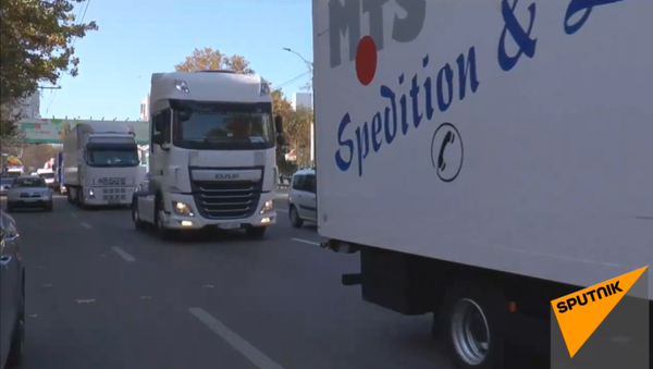 Водители фур вышли на протест и стоят на выезде из Кишинева - Sputnik Молдова