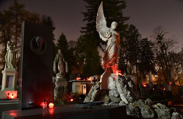 Свечи на могилах усопших в День памяти умерших на Лычаковском кладбище во Львове - Sputnik Moldova-România