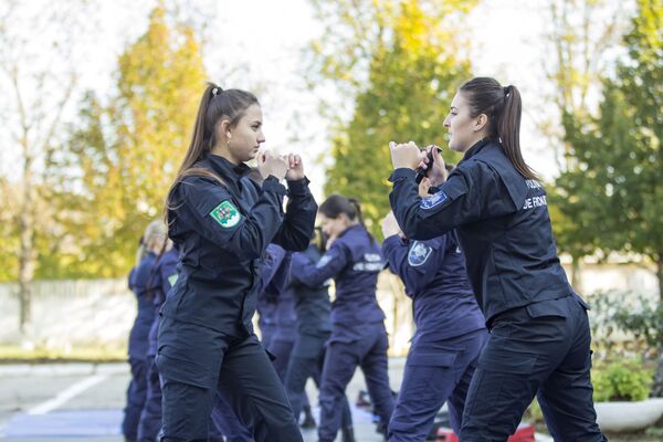 Exerciții inedite prezentate de către polițistele de frontieră - Sputnik Moldova