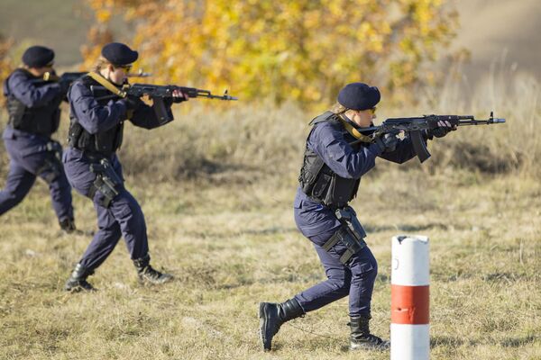 Exerciții inedite prezentate de către polițistele de frontieră - Sputnik Молдова