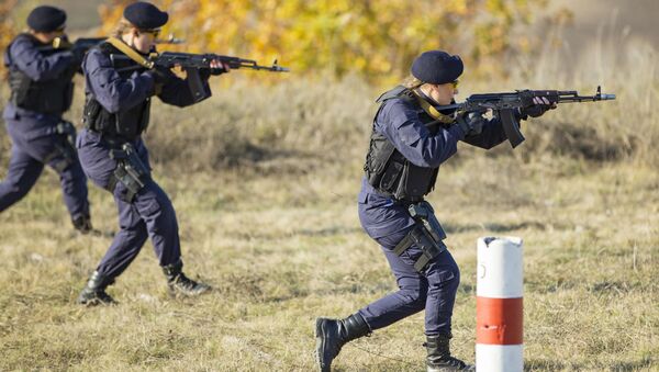 Exerciții inedite prezentate de către polițistele de frontieră - Sputnik Молдова