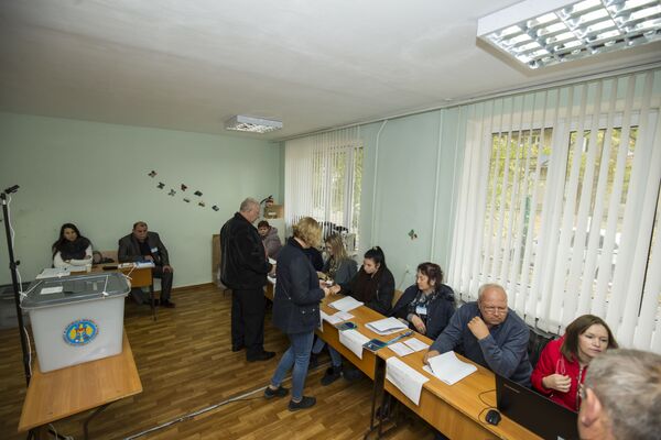 Кишиневцы голосуют на втором туре местных выборов  - Sputnik Молдова