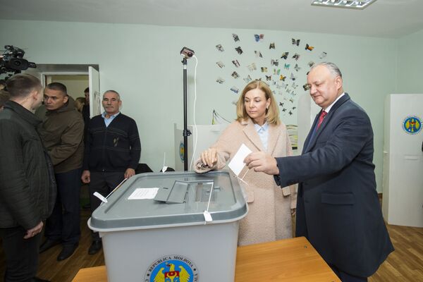 Președintele Republicii Moldova, Igor Dodon, își exercită obligația de cetățean prezentându-se la secția de votare împreună cu soția - Sputnik Moldova