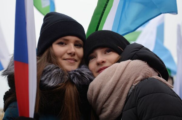 Девушки на митинг-концерте в Екатеринбурге, посвященном празднованию Дня народного единства - Sputnik Moldova-România