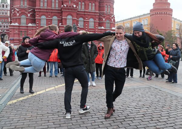 Участники фестиваля День народного единства на Манежной площади в Москве - Sputnik Moldova-România