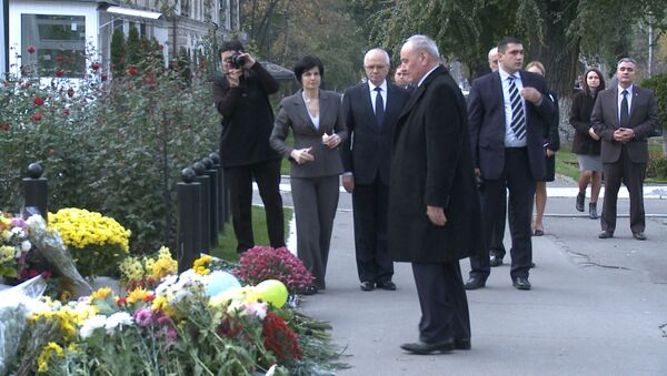 Президент Молдовы и ряд политиков возложили цветы к посольству России - Sputnik Молдова