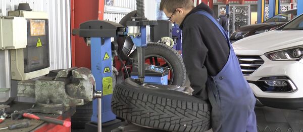 Подготовка к зиме: водители меняют летнюю резину на зимнюю – видео - Sputnik Молдова