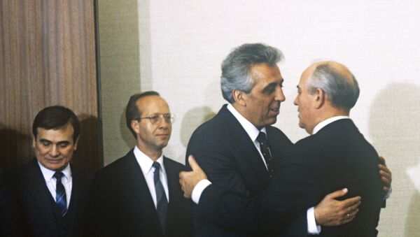 Egon Krenz și Mihail Gorbaciov - Sputnik Moldova-România