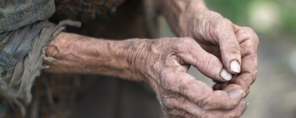 Руки пенсионерки. - Sputnik Moldova