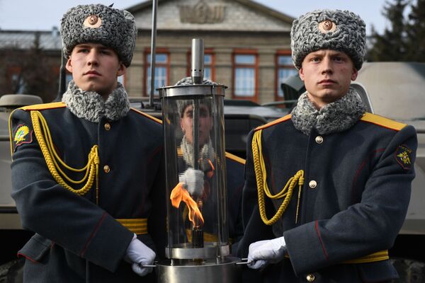 Рота почетного на памятном митинге в честь зажжения чаши Вечного огня в Новосибирске - Sputnik Молдова