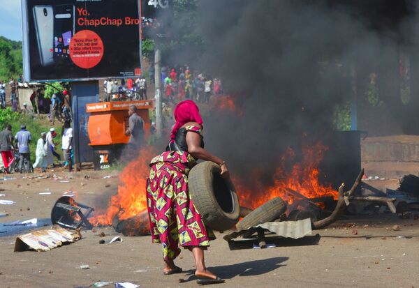 Протестующие жгут шины во время уличных протестов в Конакри, Гвинея - Sputnik Молдова