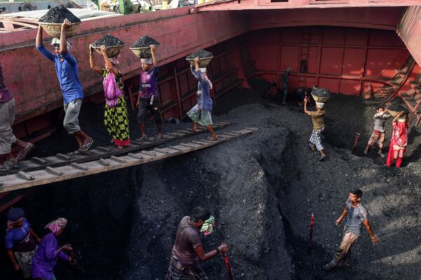 Рабочие выгружают уголь с грузового корабля в Габтоли, Бангладеш - Sputnik Молдова