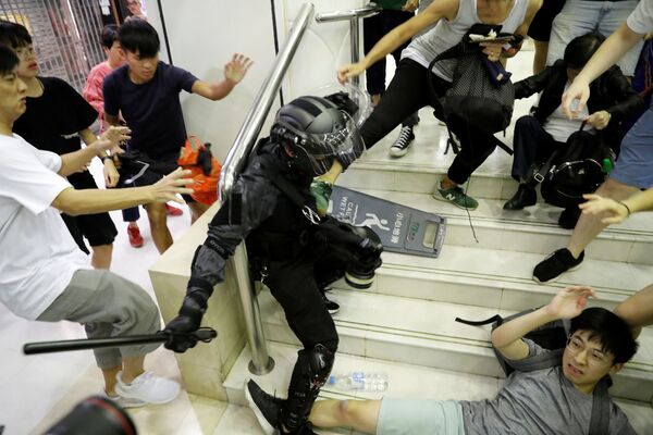 Столкновение с сотрудником полиции в торговом центре в Тай По, Гонконг - Sputnik Молдова