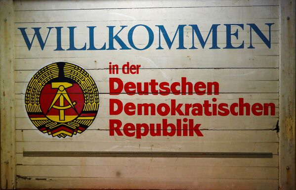 Знак с надписью Добро пожаловать в Германскую Демократическую Республику в музее ГДР в Пирне, Германия - Sputnik Молдова