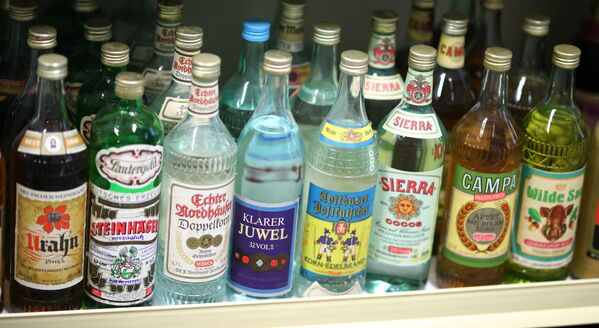 Алкогольные напитки, представленные в музее ГДР в Пирне, Германия - Sputnik Молдова