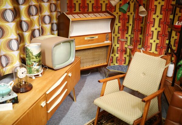 Гостиная в жилом доме в ГДР, представленная в музее ГДР в Пирне, Германия - Sputnik Молдова