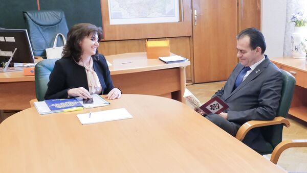 Participarea premierului Ludovic Orban la preluarea mandatului de ministru al educației și cercetării de către Cristina Monica Anisie - Sputnik Moldova-România