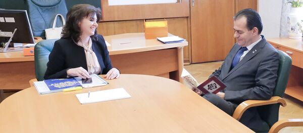 Participarea premierului Ludovic Orban la preluarea mandatului de ministru al educației și cercetării de către Cristina Monica Anisie - Sputnik Moldova-România