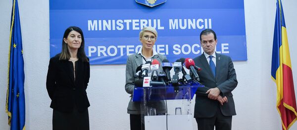 Participarea premierului Ludovic Orban la preluarea mandatului de ministru al muncii și protecției sociale de către Victoria Violeta Alexandru - Sputnik Moldova-România