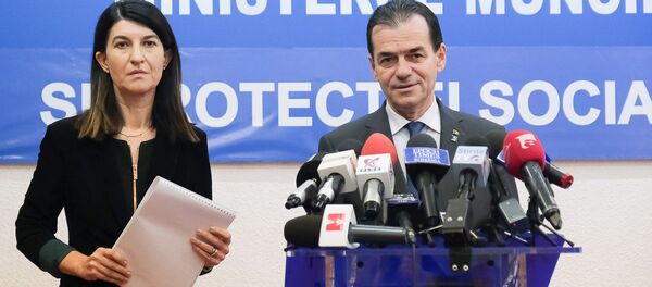 Participarea premierului Ludovic Orban la preluarea mandatului de ministru al muncii și protecției sociale de către Victoria Violeta Alexandru - Sputnik Moldova-România