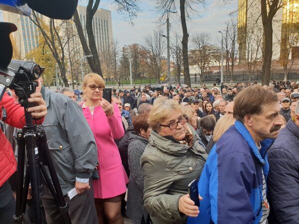 На митинге была и своя Lady in Rose, которая пыталась запечатлеть происходящее.  - Sputnik Молдова