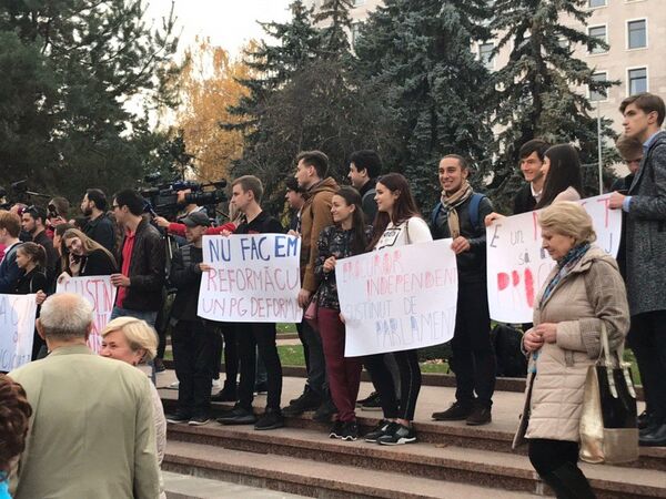 Организаторы акции заявили, что поддерживают действия правительства по реформе юстиции и процессу назначения генерального прокурора. - Sputnik Молдова