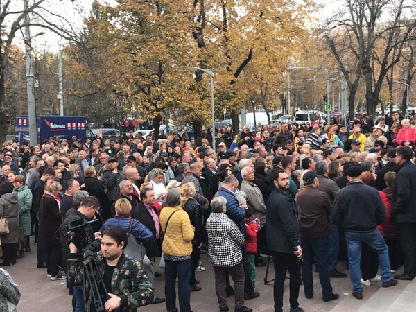 В пятницу днем перед зданием парламента Молдовы собрались сторонники блока ACUM, которые по призыву депутатов блока пришли поддержать правительство Майи Санду. - Sputnik Молдова